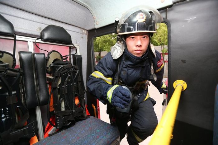 Brave Firefighter (4 pics)