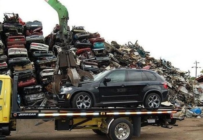 This Once Beautiful BMW Gets Crushed (5 pics)