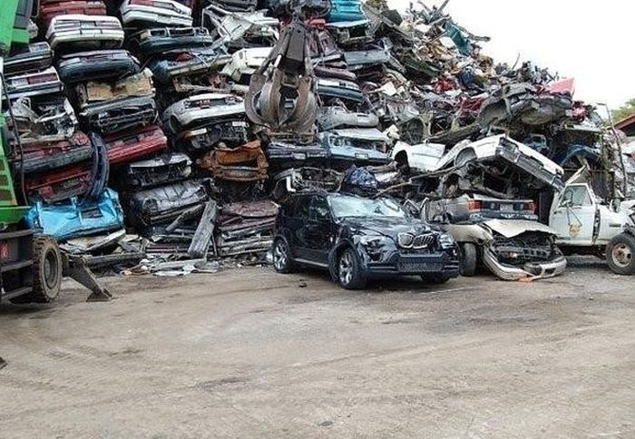 This Once Beautiful BMW Gets Crushed (5 pics)