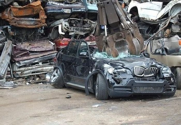 This Once Beautiful BMW Gets Crushed (5 pics)