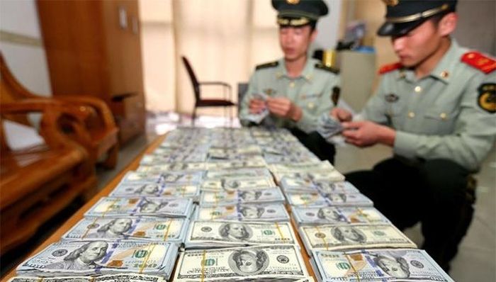 This Is Why You Don't Try To Smuggle Money (3 pics)