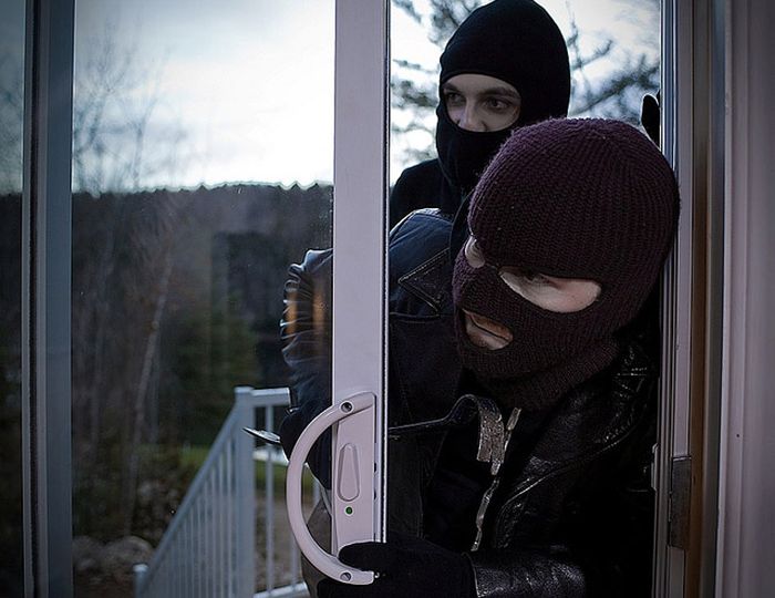 22 Things You'll Never Hear A Burglar Say (3 pics)