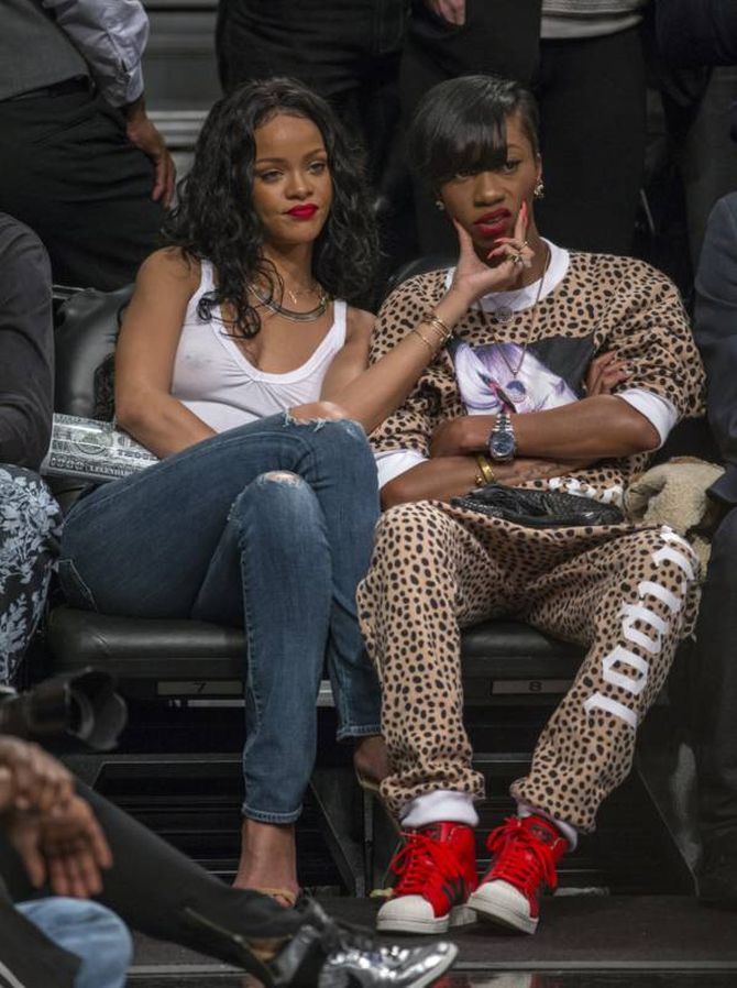 Rihanna Lets It All Hang Out (9 pics)