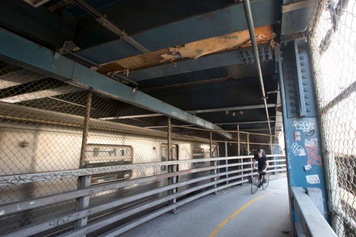 Homeless Man Makes The Manhattan Bridge His Home (21 pics)