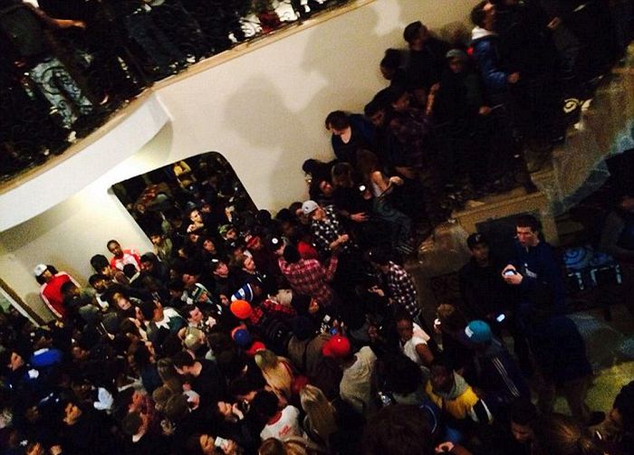 A 2,000 Person Mansion Party Gets Raided By The Police (15 pics)