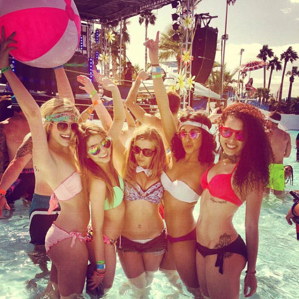 You Wish You Were At This Pool Party (44 pics)