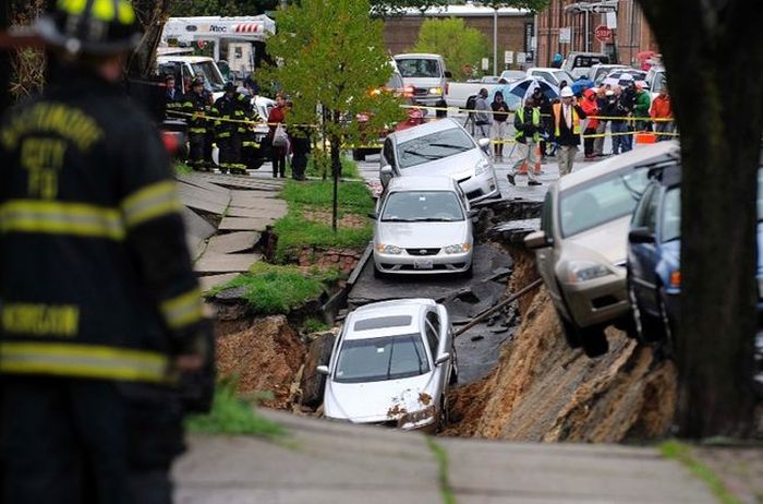Baltimore Road Collapses And Takes Cars With It (6 pics)