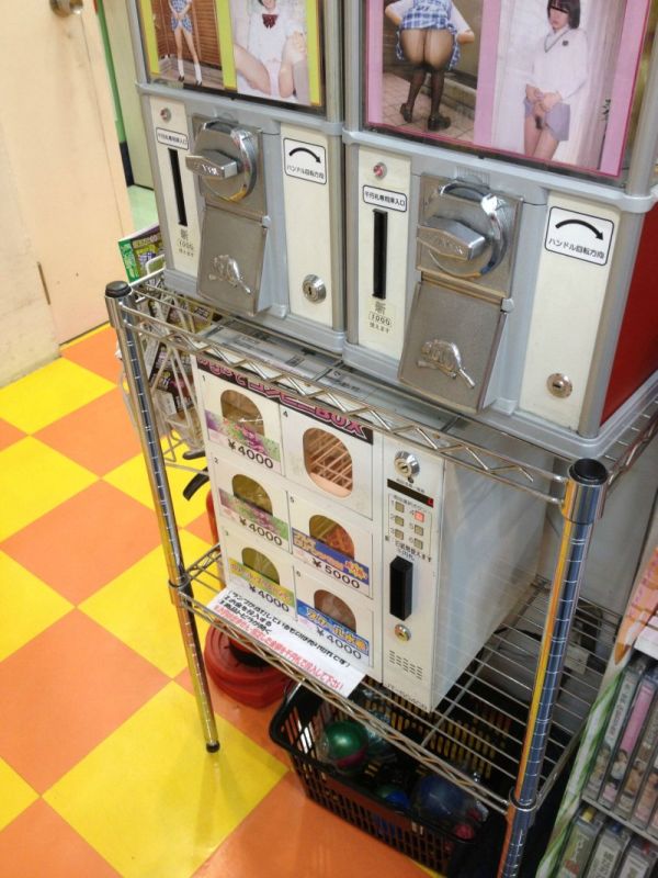Japanese Vending Machines Selling Some Weird Stuff (5 pics)