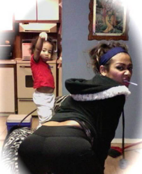 Moms Should Not Be Taking Selfies Like This (34 pics)