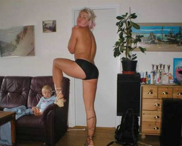 Moms Should Not Be Taking Selfies Like This (34 pics)