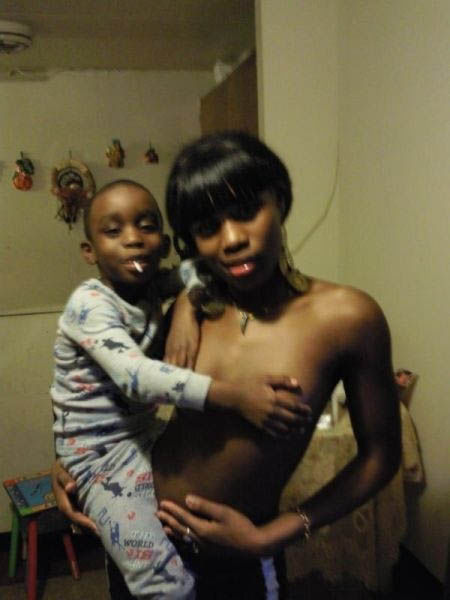 Moms Should Not Be Taking Selfies Like This (34 pics)