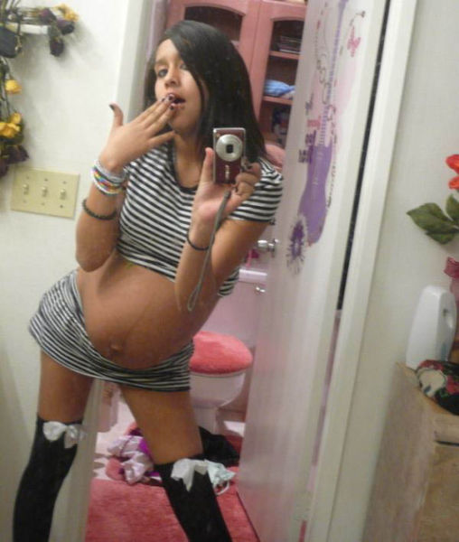 Moms Should Not Be Taking Selfies Like This (34 pics)