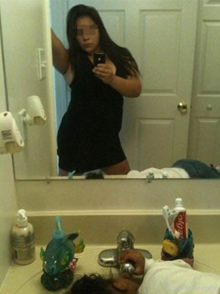 Moms Should Not Be Taking Selfies Like This (34 pics)