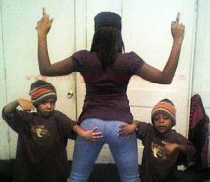 Moms Should Not Be Taking Selfies Like This (34 pics)