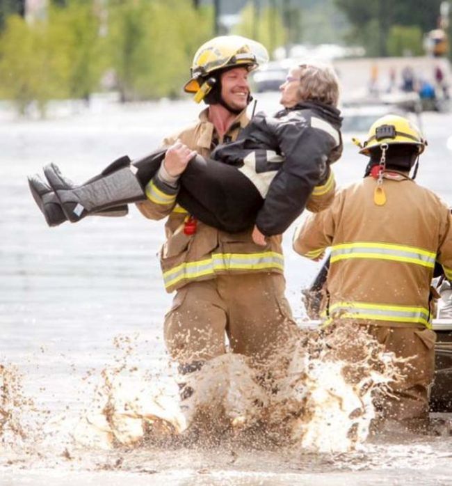 Some Of The Bravest Firefighters You'll Ever See (24 pics)