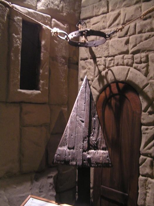 Medieval Torture Devices You Never Want To Encounter (21 pics)