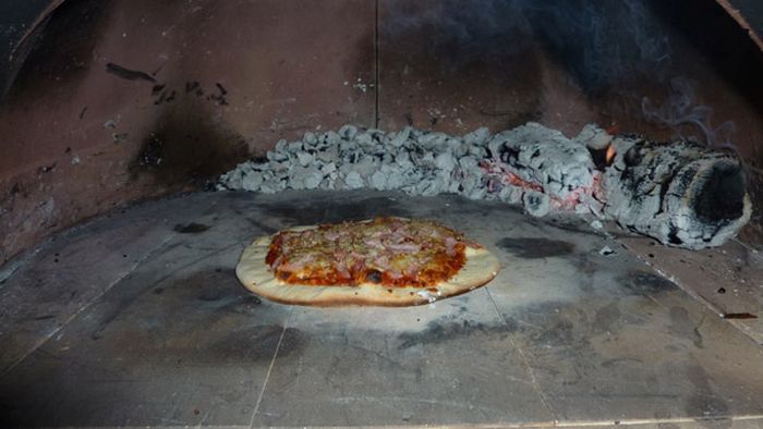 This Homemade Brick Oven Makes Awesome Pizza (33 pics)