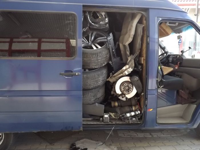 See How You Can Fit An Entire BMW Into A Van (3 pics)