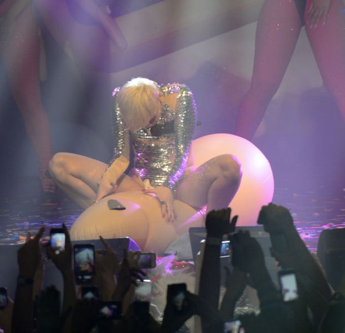 Miley Cyrus Like You've Never Seen Her Before (28 pics)