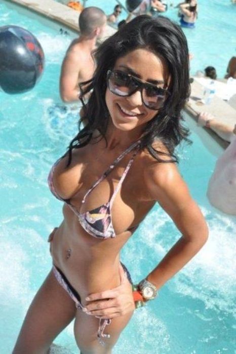 Nothing Looks Better Than A Babe In A Bikini (46 pics)