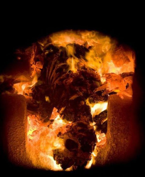 What Actually Happens When A Body Is Cremated (3 pics)