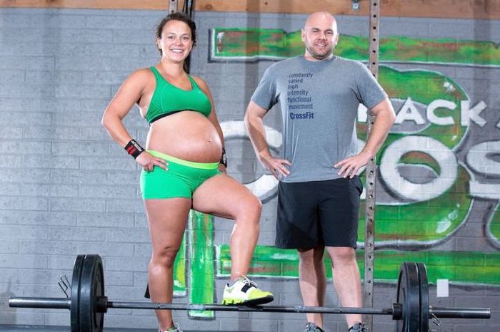 Weight Lifting Mom Gets Ripped Right Before Birth (15 pics)