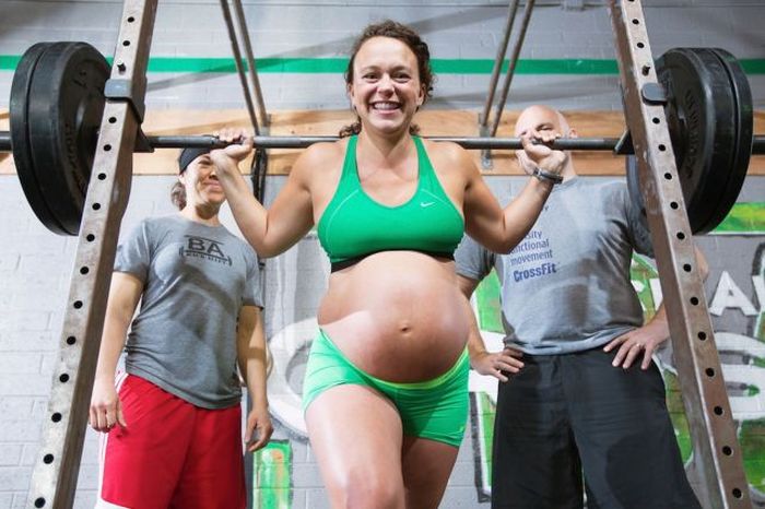 Weight Lifting Mom Gets Ripped Right Before Birth (15 pics)