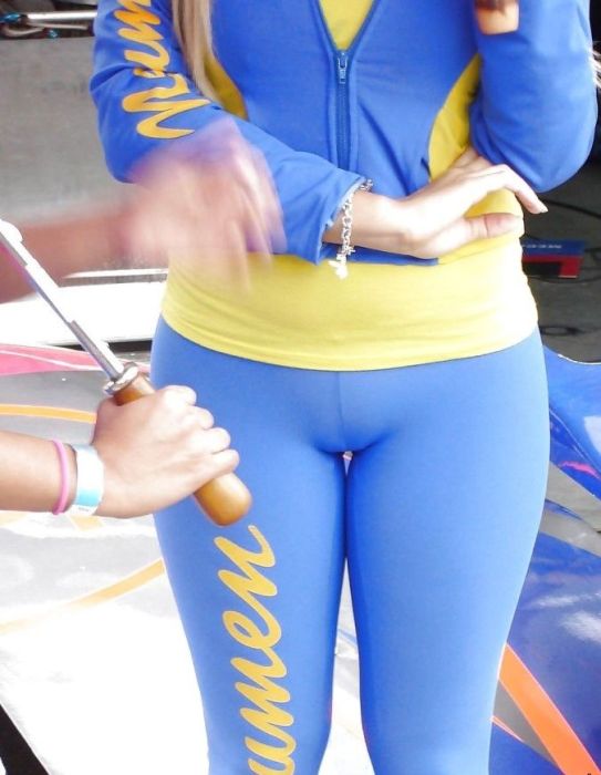 Car Shows Are A Great Place To Meet Women (33 pics)
