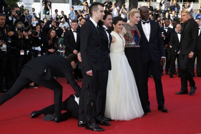 Photographer Tries To Get Exlusive Up Skirt Pics (6 pics)