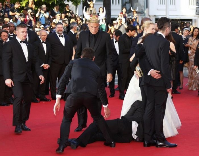 Photographer Tries To Get Exlusive Up Skirt Pics (6 pics)