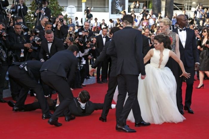 Photographer Tries To Get Exlusive Up Skirt Pics (6 pics)
