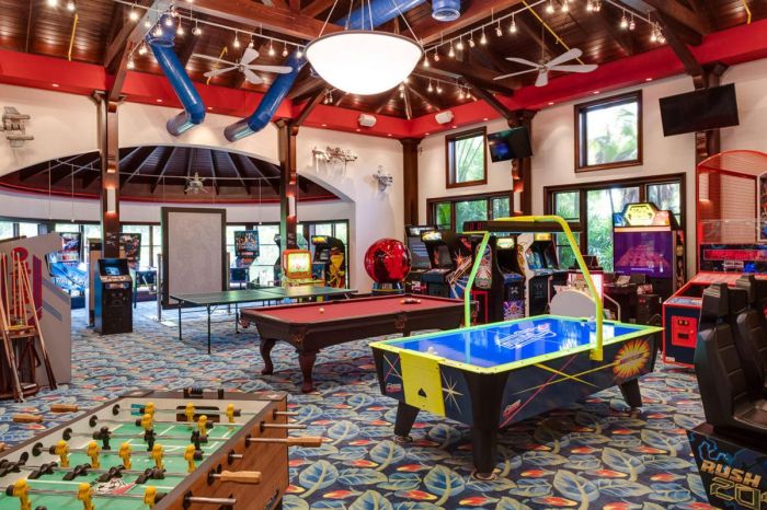 This House Has A Star Trek And A Call Of Duty Room (23 pics)
