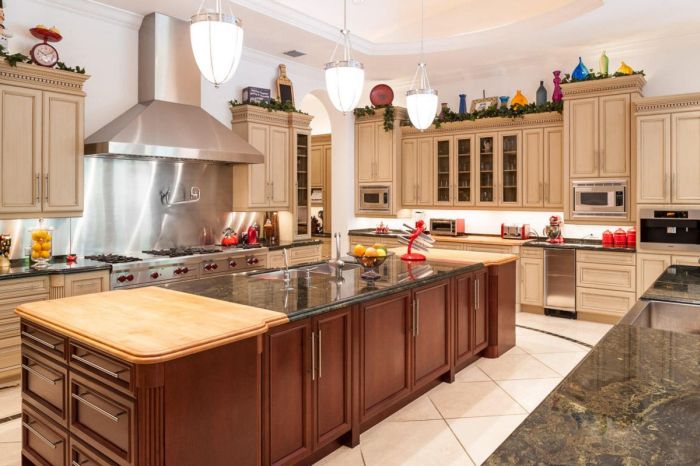 This House Has A Star Trek And A Call Of Duty Room (23 pics)