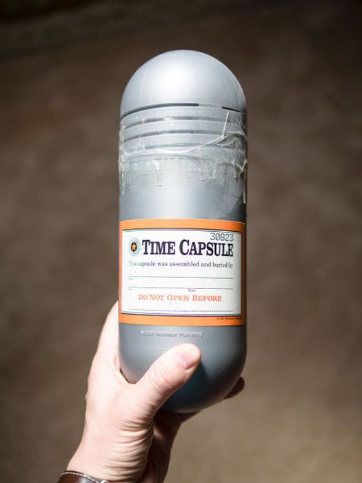 Find Out What's Inside This 21 Year Old Time Capsule (20 pics)