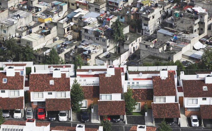 The Difference Between Rich And Poor In Mexico (4 pics)