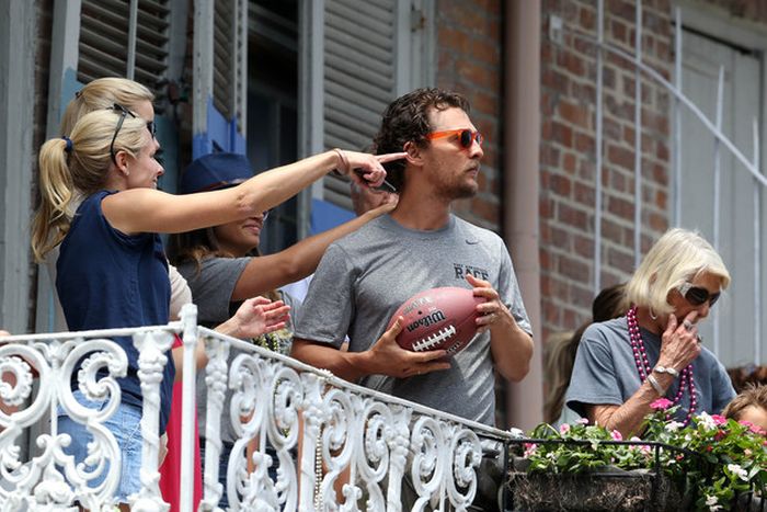 Brad Pitt Hooks Matthew McConaughey Up With A Beer (9 pics)