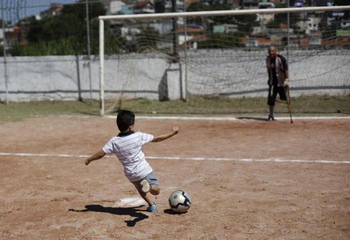 This Guy Is A Great Goalkeeper With Only One Leg (15 pics)