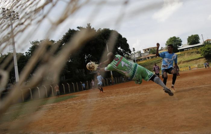 This Guy Is A Great Goalkeeper With Only One Leg (15 pics)