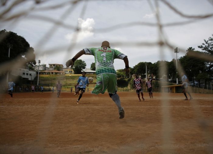 This Guy Is A Great Goalkeeper With Only One Leg (15 pics)