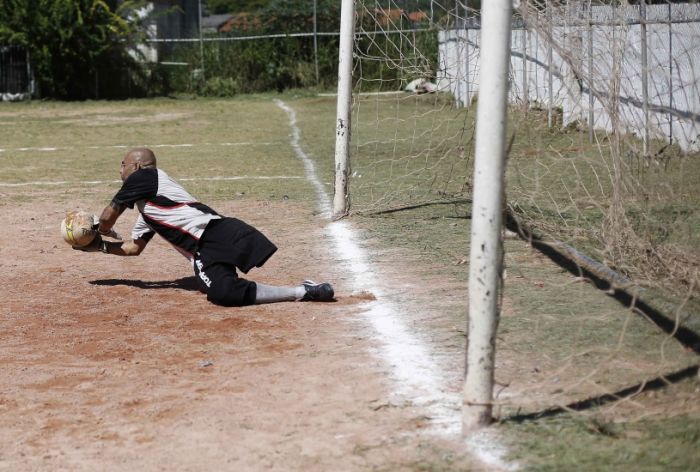 This Guy Is A Great Goalkeeper With Only One Leg (15 pics)