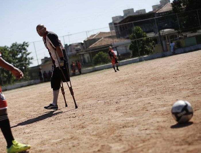 This Guy Is A Great Goalkeeper With Only One Leg (15 pics)