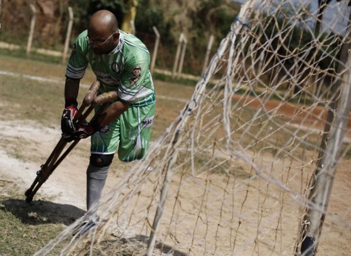 This Guy Is A Great Goalkeeper With Only One Leg (15 pics)