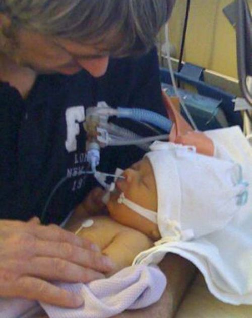 Mother Brings Her Dead Newborn Back To Life (7 pics)