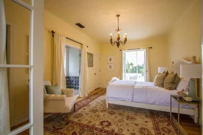 The Amazing Mansion From Scarface Is Now For Sale (28 pics)