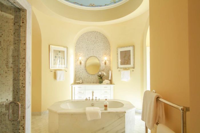 The Amazing Mansion From Scarface Is Now For Sale (28 pics)
