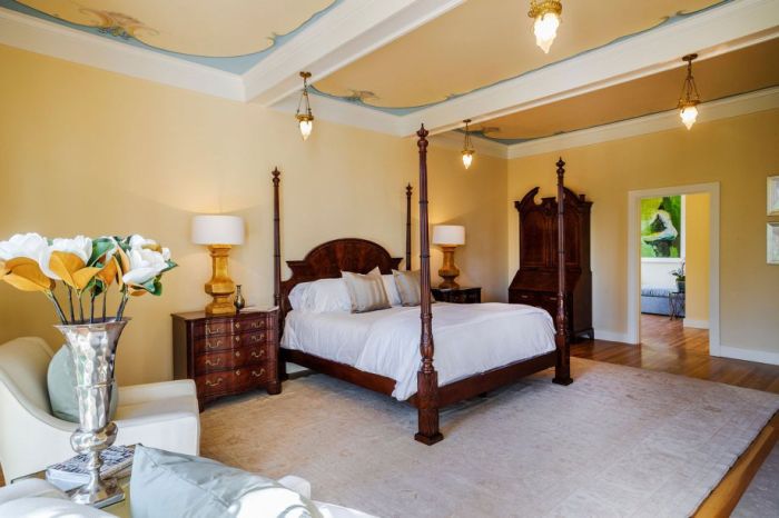 The Amazing Mansion From Scarface Is Now For Sale (28 pics)