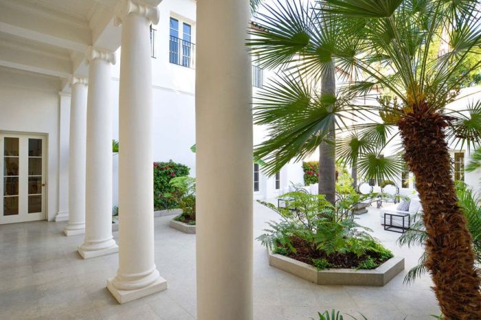 The Amazing Mansion From Scarface Is Now For Sale (28 pics)