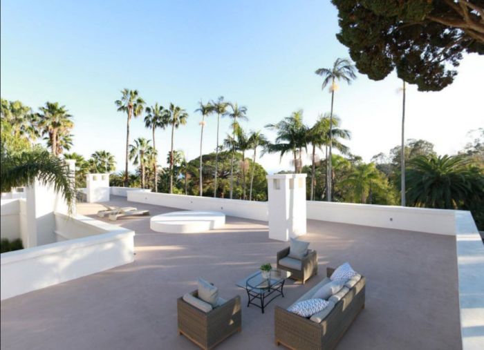 The Amazing Mansion From Scarface Is Now For Sale (28 pics)