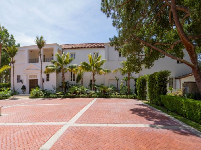 The Amazing Mansion From Scarface Is Now For Sale (28 pics)