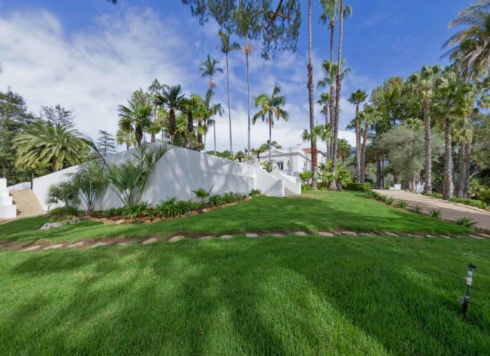 The Amazing Mansion From Scarface Is Now For Sale (28 pics)